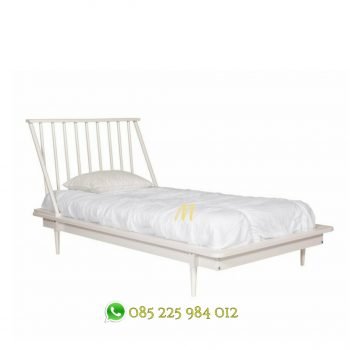 tempat tidur retro putih